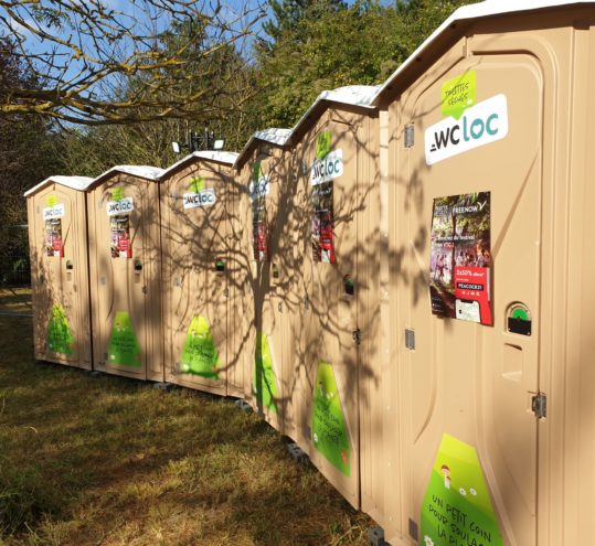 Toilette sèche autonome KersaBœm avec structure