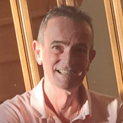 Portrait d’Alexandre Marchante, responsable de l’agence WC Loc Champagne, souriant et vêtu d’une tenue professionnelle.
