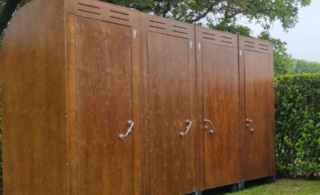 Cabina autónoma baño madera eventos aire libre