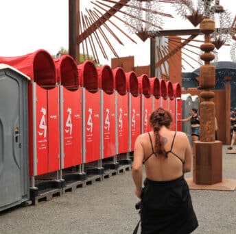 WC Loc s’associe à Mme Pee et son urinoire féminine