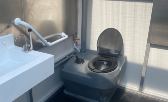 Interior del Módulo PMR WC Family de WC Loc, con lavabo, inodoro accesible y cambiador para bebés.