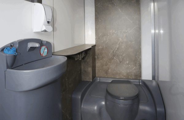 Intérieur caravane sanitaire Festi