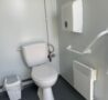 Interior del Módulo PMR WC + Ducha de WC Loc, con inodoro, lavabo y ducha accesibles.