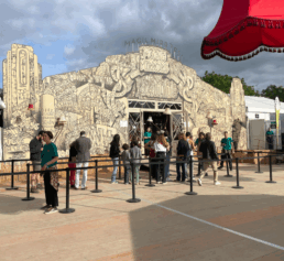 décor d'un chapiteau emblématique du Festival Mythos 2025 à Rennes
