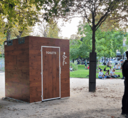 Cabine WC Famille & PMR City dans un parc
