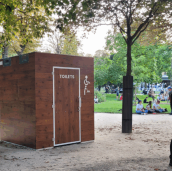 Pourquoi les villes devraient louer plutôt qu’acheter leurs toilettes publiques ?