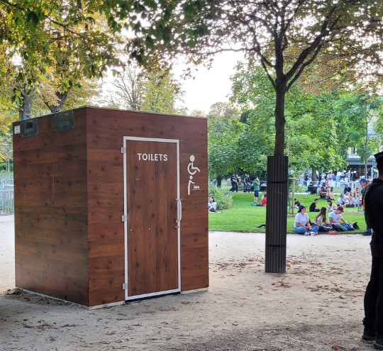Cabine WC Famille & PMR City dans un parc