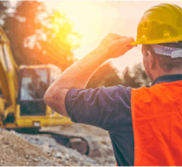 ouvrier en plein soleil sur un chantier
