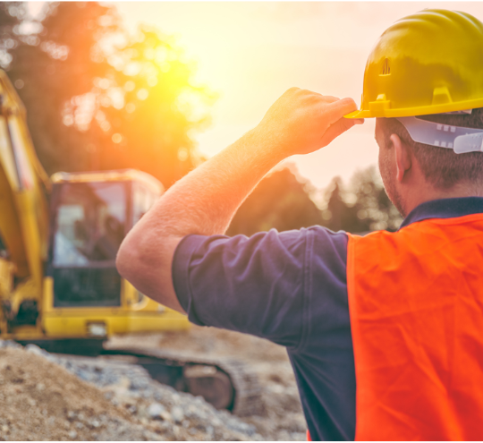 ouvrier en plein soleil sur un chantier