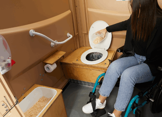 Interior de la cabina PMR de compostaje de WC Loc, accesible y equipada para personas con movilidad reducida.