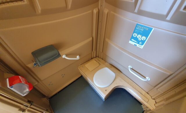 Interior de la cabina PMR de compostaje de WC Loc, mostrando espacio y accesibilidad para usuarios con movilidad reducida.