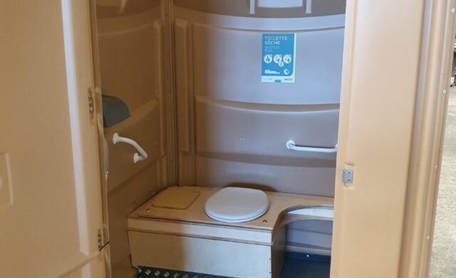 Vista interior de la cabina PMR de compostaje de WC Loc, sanitaria portátil diseñada para personas con movilidad reducida.