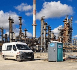 Cabine WC Loc devant une usine industrielle pendant un arrêt technique industriel