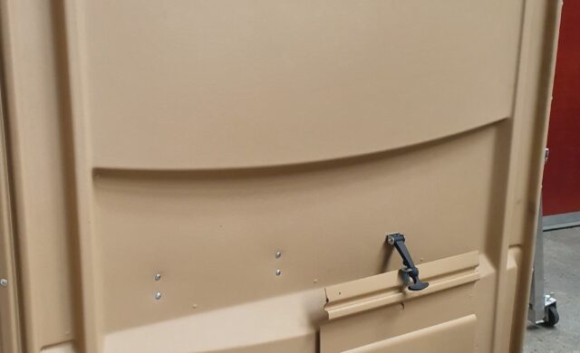 Parte trasera de la cabina PMR de compostaje de WC Loc, sanitaria portátil ecológica y accesible.