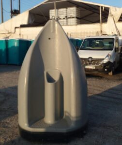 Urinario portátil de 3 plazas de WC Loc para eventos y obras, autónomo y eficiente para alta afluencia de usuarios.