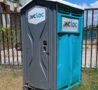 Exterior de cabina estándar de baño portátil para alquiler.