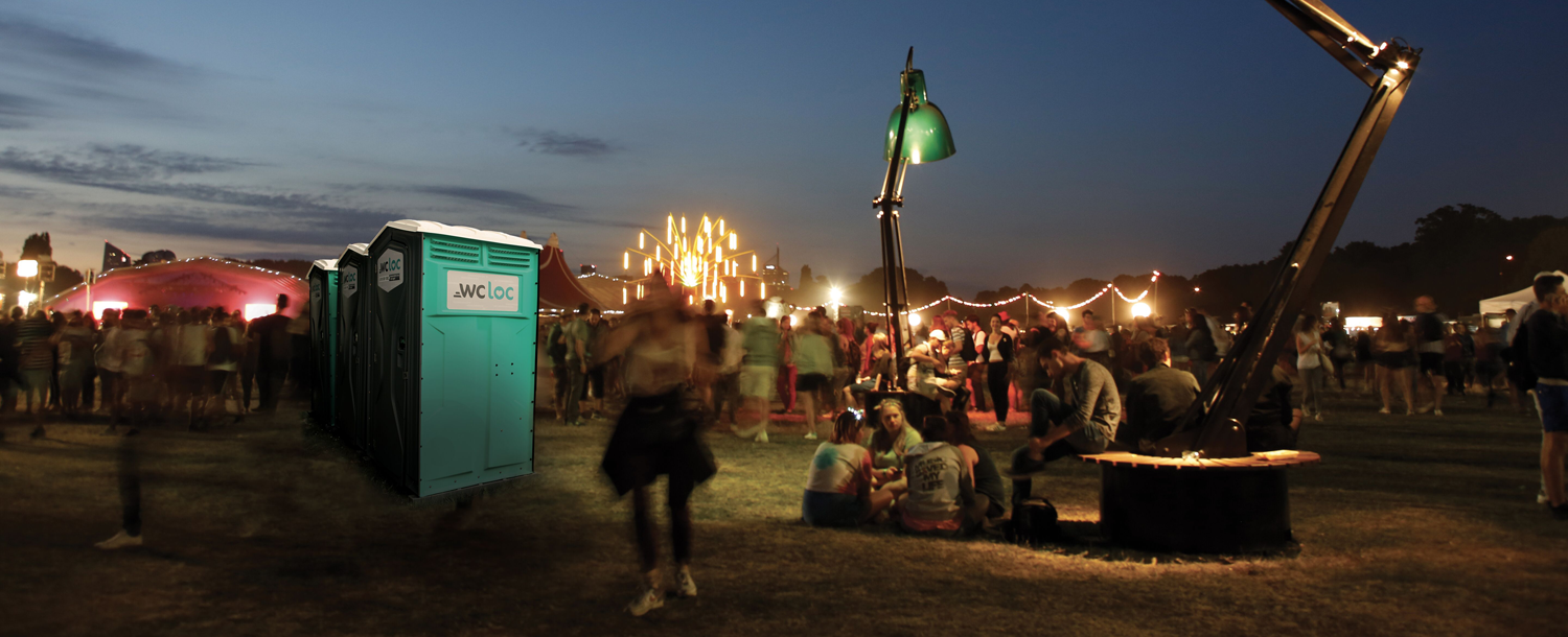 Cabines sanitaires WC Loc installées sur un festival de nuit, offrant des solutions d’hygiène adaptées aux événements en plein air.