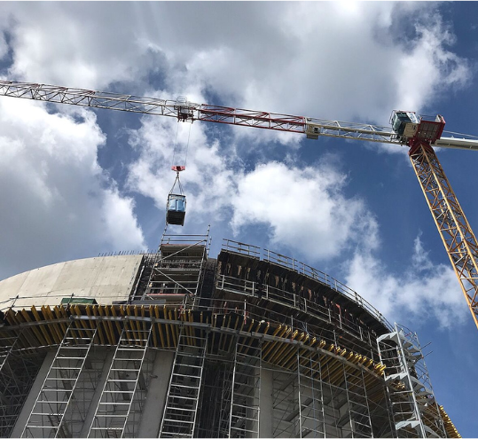 Cabine sanitaire grutable WC Loc levée par grue sur un chantier, solution de toilettes adaptée aux zones difficiles d’accès