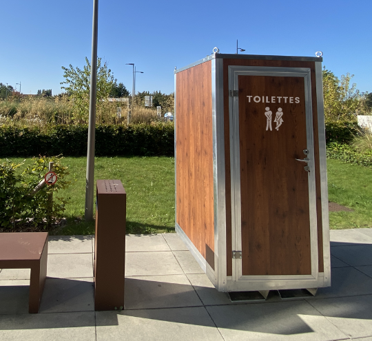 Cabine sanitaire Confort City WC Loc installée dans un espace public, solution de toilettes modernes et accessibles pour les collectivités