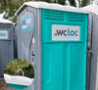 Extérieur d’une cabine WC grutable WC Loc, solution sanitaire autonome adaptée aux chantiers