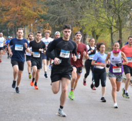 Groupe de coureurs participant à une course à pied urbaine lors d’un événement sportif avec forte affluence