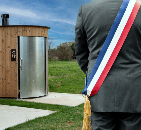Toilette mobile WC Loc installée dans un parc, observée par un élu municipal