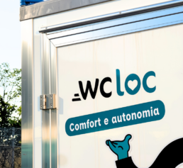Bagni mobili in inverno: cabina WC di WC Loc installata all'aperto in autunno