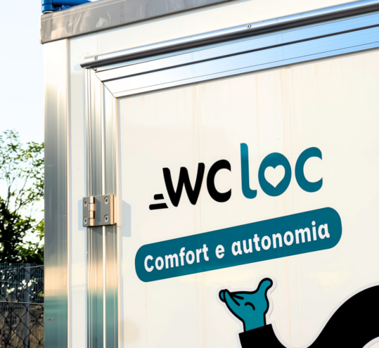 Bagni mobili in inverno: cabina WC di WC Loc installata all'aperto in autunno